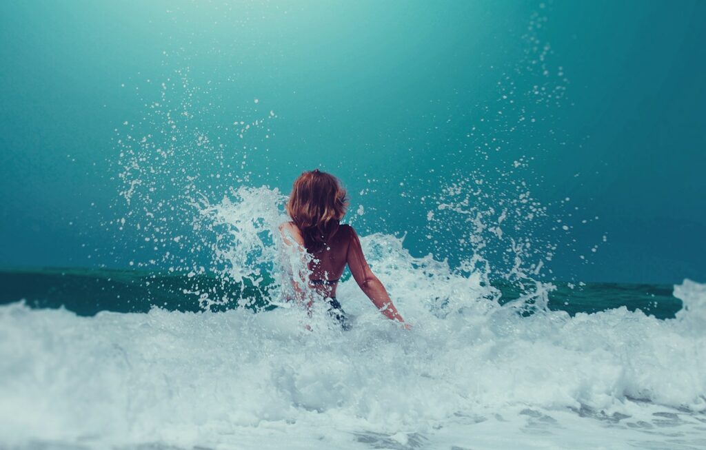 femme sautant dans les vagues